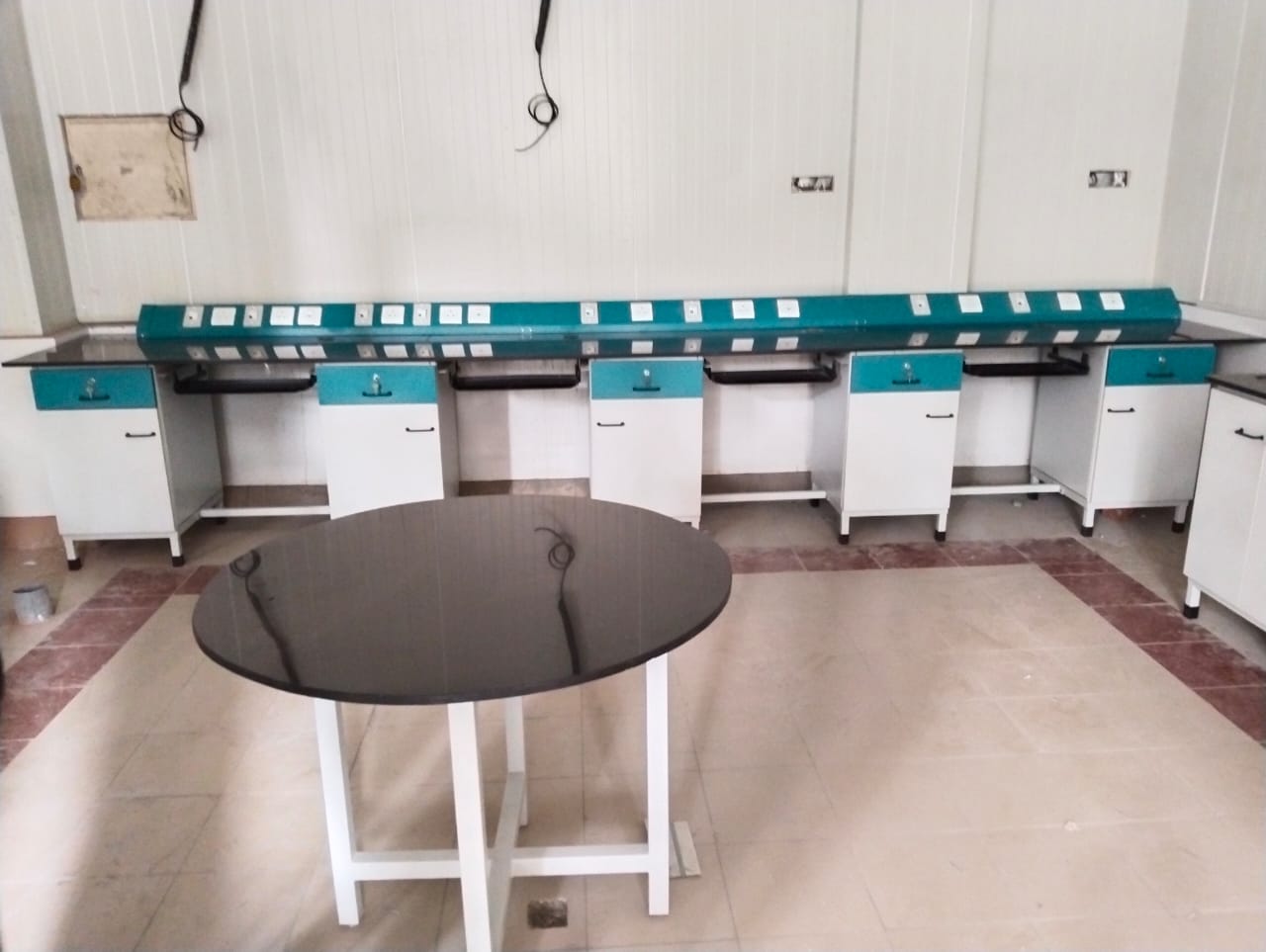 Peninsular Bench Laboratory Workspace